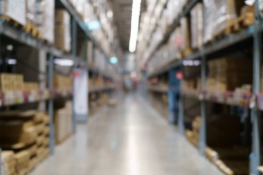 Boş süpermarket koridorunun bulanık süpermarket görüntüsü, bokeh ışığı olan bulanık arkaplan. İş konsepti.