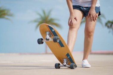 Merhaba Yaz Sörfçüleri Asyalı sörf tahtalarıyla eğlenen ya da yaz günlerinde şehrin arka sokaklarında sörf yapan insanlar. Ücretsiz rahatlama yaşam tarzı ve milenyum eğilimi kavramı