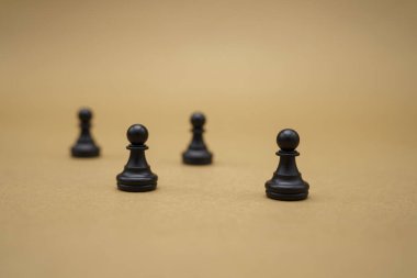 Sosyal uzaklık. Satranç taşı Covid 19 virüs enfeksiyonunu azaltmak için ayrı duruyor. Gözaltına alınan sosyal mesafeyi koruyun, kimseyi bulamadım. arka plan sağlık konsepti olarak kullanmak ve mesafeyi korumak.