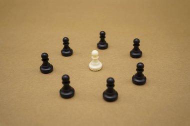 Sosyal uzaklık. Satranç taşı Covid 19 virüs enfeksiyonunu azaltmak için ayrı duruyor. Gözaltına alınan sosyal mesafeyi koruyun, kimseyi bulamadım. arka plan sağlık konsepti olarak kullanmak ve mesafeyi korumak.