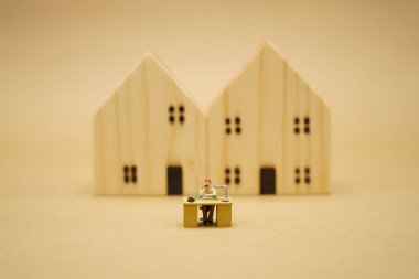 Evden çalışıyorum. Minyatür insanlar Covid 19 virüs enfeksiyonunu azaltmak için ayrı kalıyorlar. Gözaltına alınan sosyal mesafeyi koruyun, kimseyi bulamadım. arka plan sağlık konsepti olarak kullanmak ve mesafeyi korumak.