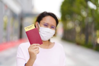 COVID-19 için aşı sertifikalı pasaport. Seyahatten önce aşı olmak için dokunulmaz pasaport ya da sertifika. Aşı, hastalık dokunulmazlığı pasaportu