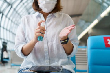 Yüzeydeki nesnelere yapışmış dezenfektan spreyleri ve mikroplar. Covid 19 virüsünü, koronavirüsü ve çeşitli patojenleri önleyin. konsept sağlık sistemi, dikkatli olun ve el dezenfektanı.
