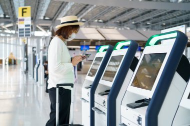 Yüz maskesi takan yeni normal turist havaalanında seyahat ediyor. Covid-19 'dan sonra yeni bir yaşam tarzı yolculuğu. Sosyal uzaklık sağlık sistemi, dikkatli olun ve seyahat balonu konsepti.