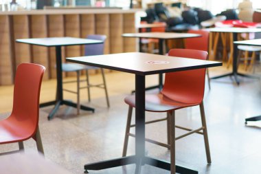 Yeni normal modern yaşam tarzı yayılmasını önlemek için mesafeyi koruyor. 