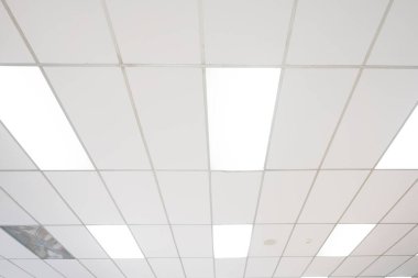 Uprisen görünümlü neon lambalı beyaz tavan.