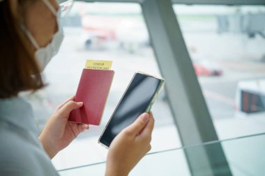 COVID-19 için aşı sertifikalı pasaport. Seyahatten önce aşı olmak için dokunulmaz pasaport ya da sertifika. Aşı, hastalık dokunulmazlığı pasaportu