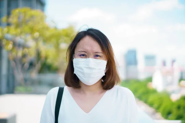 Las Mujeres Que Usan Máscara Facial Protegen Filtro Contra Contaminación —  Fotos de Stock