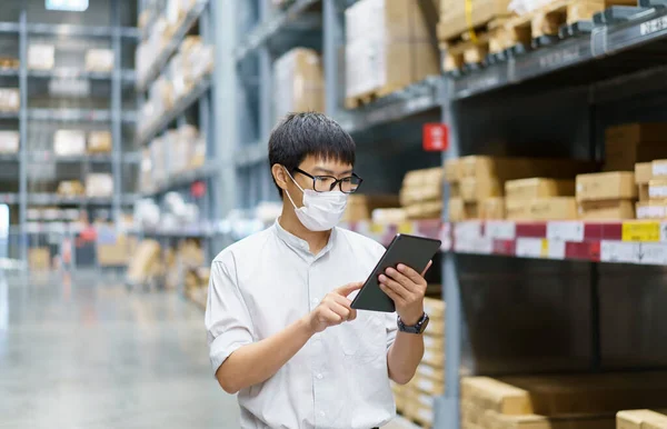 Portrait Asian Men Staff Product Counting Warehouse Control Manager Standing — Stock Photo, Image