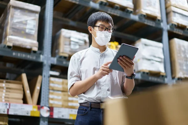 Portrait Asian Men Staff Product Counting Warehouse Control Manager Standing — Stock Photo, Image