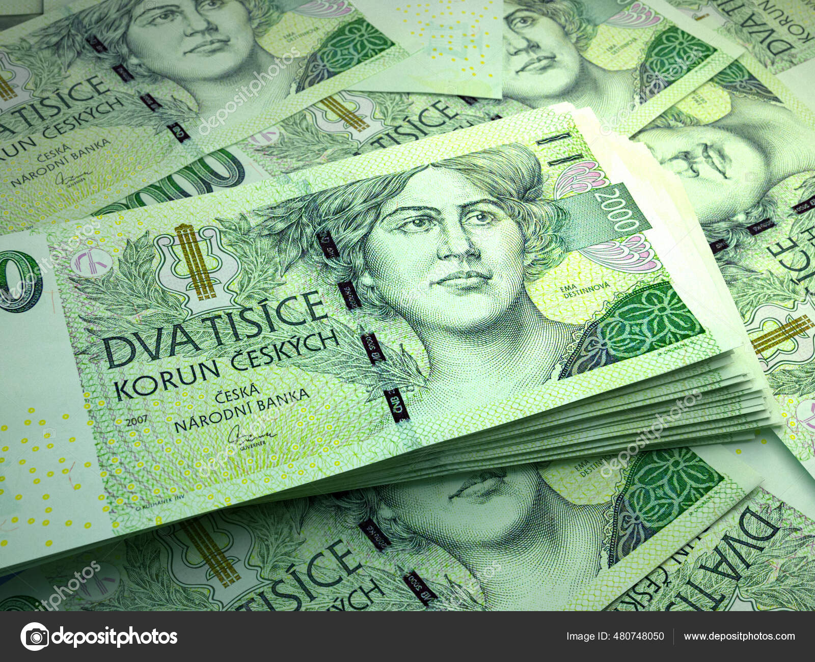 捷克共和国的货币捷克克朗的钞票Czk钞票2000千兆克新闻背景——图库图片© MaksymKapliuk #480748050