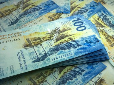 İsviçre parası. İsviçre frangı faturaları. CHF banknotları. 100 frank. İş, finans, haber geçmişi.