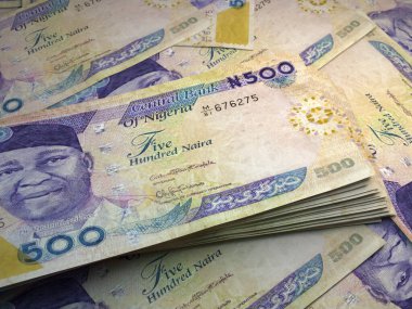 Nijerya 'nın parası. Nijerya naira faturaları. NGN banknotları. 500 polimer. İş, finans, haber geçmişi.