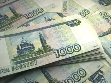Rusya 'nın parası. Rus rublesi. Banknotları okşa. 1000 ruble. İş, finans, haber geçmişi.