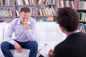 depresivní člověk mluví s jeho psycholog