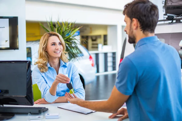 Вручение корреспонденции. Логист и клиент. Потребительское кредитование. Клиент получающий услуги. Консультация в банке.