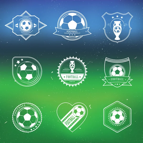 Etiquetas de futebol / futebol definidas com fundo desfocado do estádio. Ilustração vetorial. Design desportivo . —  Vetores de Stock