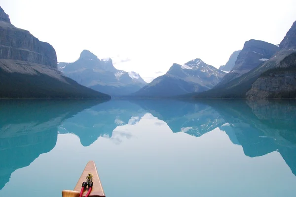 Montaña Reflexión de la canoa Imagen De Stock