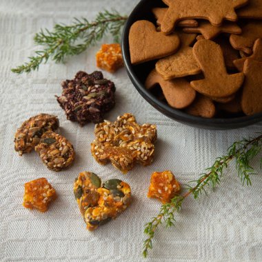 Güzel noel kurabiyeleri ve beyaz keten arka planda tohumlar ve fındıklar. Lezzetli, vejetaryen, organik, el yapımı tatil yemekleri..