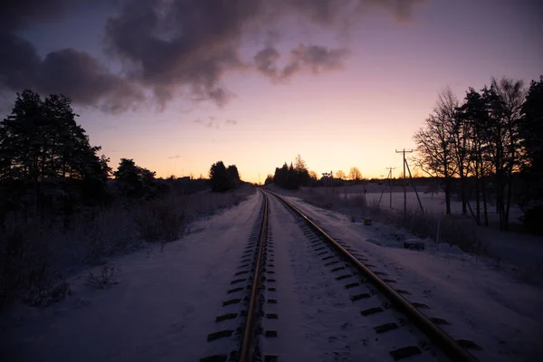 Bellissimo Paesaggio Invernale Mattutino Binari Ferroviari Nella Foresta Scenari Colorati — Foto Stock