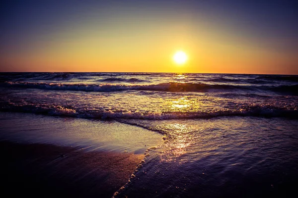 Hermosos Pequeños Wawes Arena Del Mar Playa Paisaje Atardecer Una — Foto de Stock