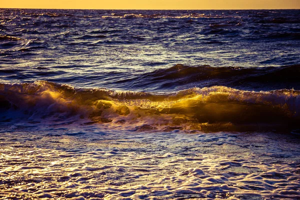 Kumlu Sahile Yakın Dalgaların Olduğu Güzel Bir Gün Batımı Manzarası — Stok fotoğraf