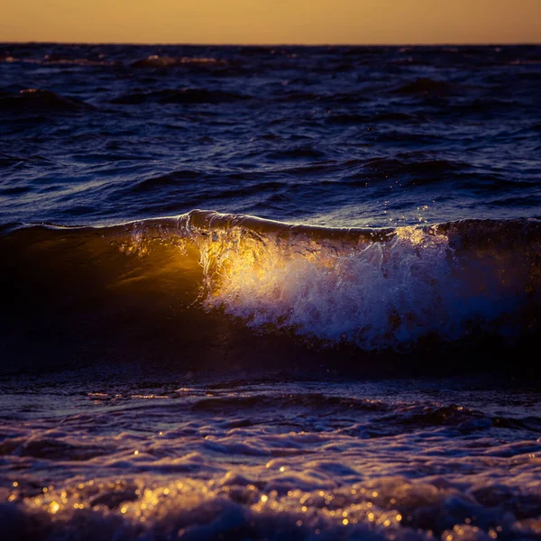 Hermoso Paisaje Puesta Sol Con Olas Rompiendo Cerca Orilla Arenosa — Foto de Stock