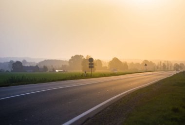 Asfalt yolu olan güzel bir yaz sabahı manzarası. Kuzey Avrupa 'nın yaz manzarası.