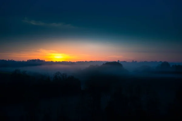 Paesaggio All Alba Nebbioso Sulla Piccola Valle Del Fiume Paesaggio — Foto Stock