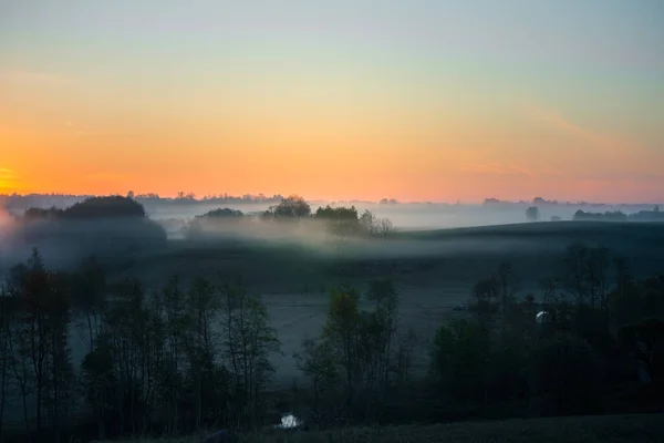 Sumuinen Auringonnousu Pienen Jokilaakson Yllä Pohjois Euroopan Kesämaisemat — kuvapankkivalokuva