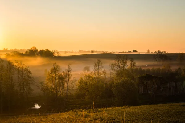 Paesaggio All Alba Nebbioso Sulla Piccola Valle Del Fiume Paesaggio — Foto Stock