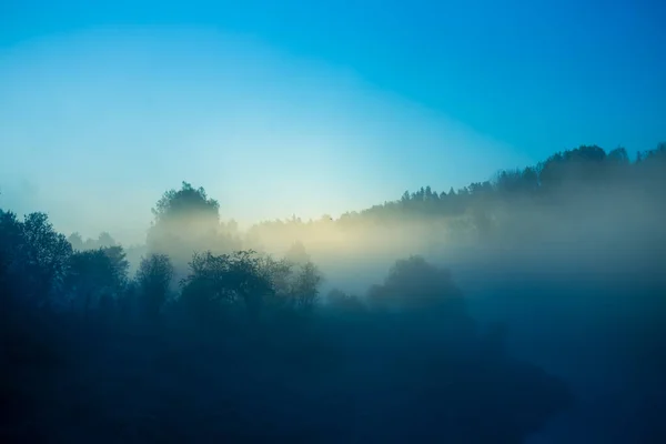 Paisaje Salida Del Sol Brumoso Sobre Pequeño Valle Del Río — Foto de Stock