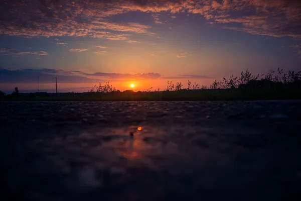 Hermoso Paisaje Matutino Verano Campo Con Camino Asfalto Paisajes Veraniegos —  Fotos de Stock