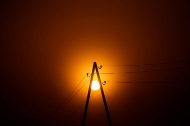 Çok sisli bir sabahta, havada bir sürü toz parçacığı olan bir yaz güneşi doğuyor. Sisli gün doğumu. Kuzey Avrupa 'nın yaz manzarası.