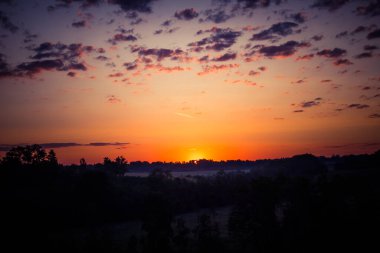 Kırsal bir arazinin güzel bir akşam manzarası. Kırsal alanda gün batımı. Kuzey Avrupa 'nın yaz manzarası.