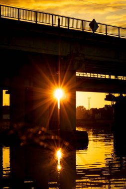 Limandaki güzel endüstriyel günbatımı manzarası. Riga, Letonya.