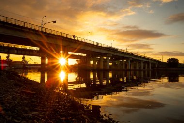 Limandaki güzel endüstriyel günbatımı manzarası. Riga, Letonya.