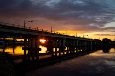 Limandaki güzel endüstriyel günbatımı manzarası. Riga, Letonya.
