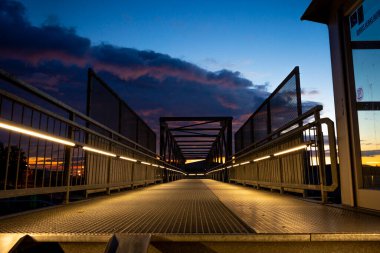 Limandaki güzel endüstriyel günbatımı manzarası. Riga, Letonya.