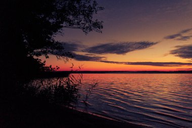 Runrise 'dan önce güzel bir sonbahar sabahı manzarası. Riga, Letonya 'da mevsimlik manzara.