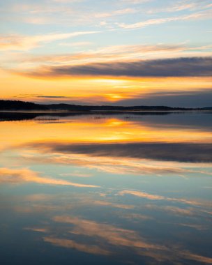 Runrise 'dan önce güzel bir sonbahar sabahı manzarası. Riga, Letonya 'da mevsimlik manzara.