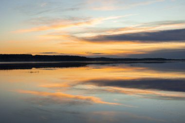 Runrise 'dan önce güzel bir sonbahar sabahı manzarası. Riga, Letonya 'da mevsimlik manzara.