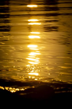 Güneşin doğuşundan hemen sonra güzel bir sonbahar manzarası. Titrek gökyüzü yansımaları ir Riga, Letonya.