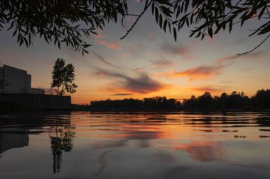 Gölde, renkli gökyüzü ile güzel bir sonbahar güneşi. Riga, Letonya 'nın akşam manzarası.