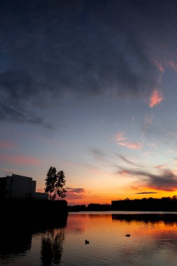 Gölde, renkli gökyüzü ile güzel bir sonbahar güneşi. Riga, Letonya 'nın akşam manzarası.