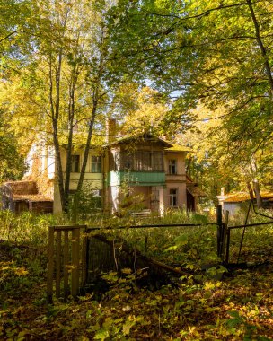Şehirdeki güzel sonbahar manzarası binalar ve ağaçlarla dolu. Riga, Letonya.