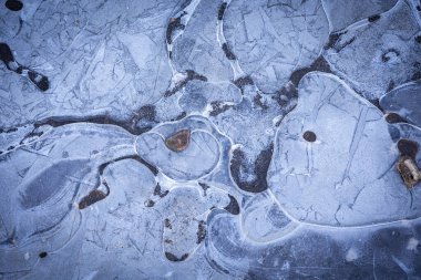 Donmuş bir gölün güzel buz desenleri. Letonya 'nın kış manzarası.
