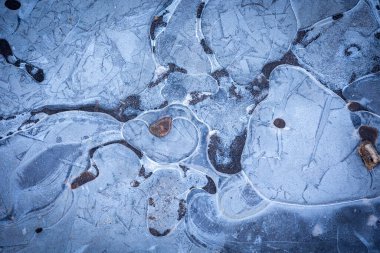 Donmuş bir gölün güzel buz desenleri. Letonya 'nın kış manzarası.