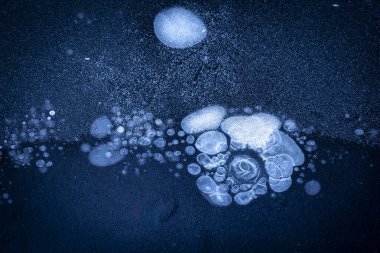 Donmuş bir gölün güzel buz desenleri. Letonya 'nın kış manzarası.