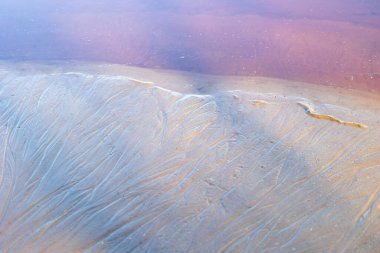 Baltık Denizi sahilinde güzel kum desenleri. Letonya kıyı şeridinin güneşli manzarası.